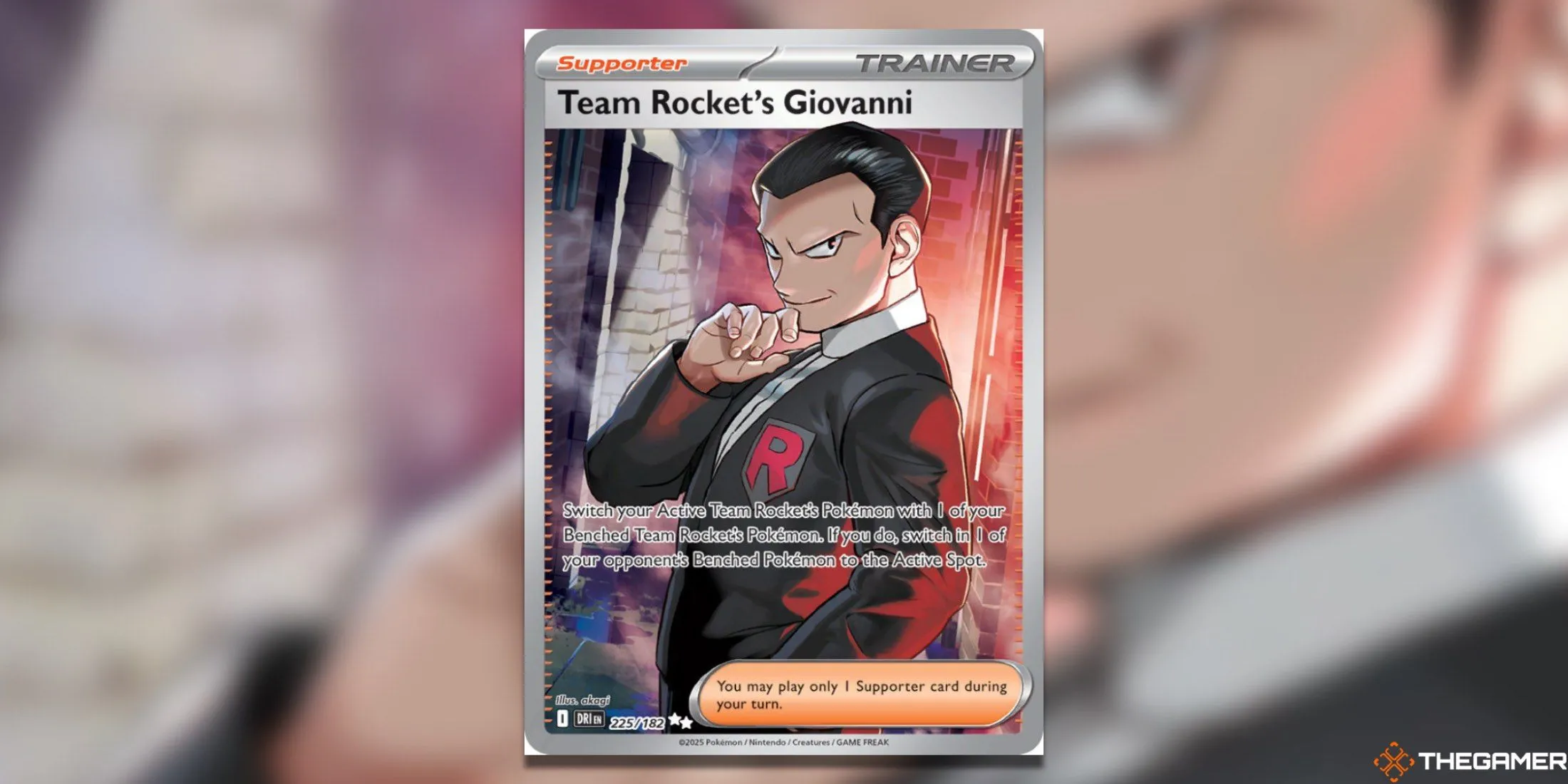 Thủ lĩnh Giovanni của Team Rocket trong một lá bài Ultra Rare từ bộ Destined Rivals Pokemon TCG, thể hiện sự mưu mô của nhân vật.