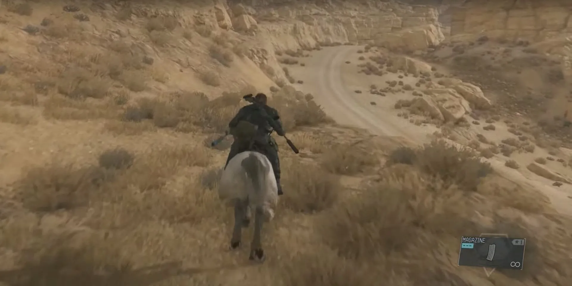 Venom Snake cưỡi D-Horse trong lối chơi thế giới mở của Metal Gear Solid V.