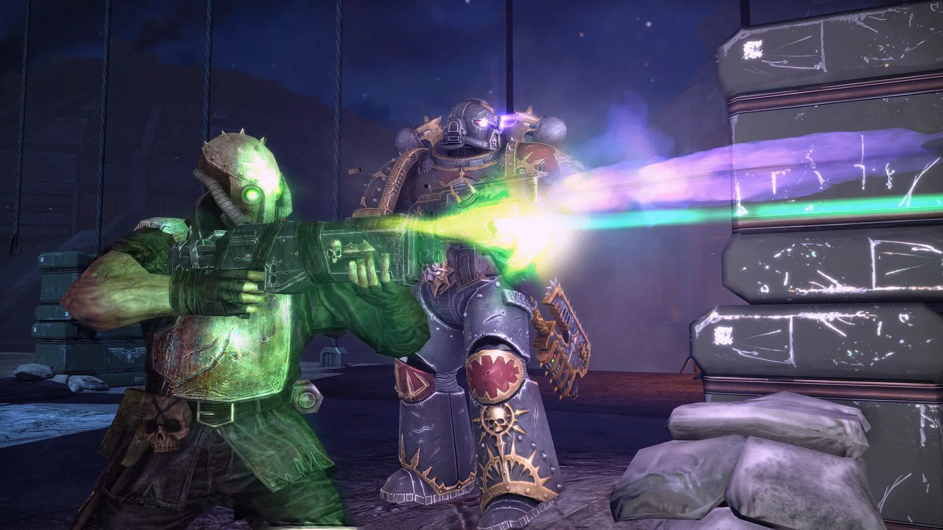 Warhammer 40,000: Space Marine - Master Crafted Edition: Cảnh hành động quyết liệt với Titus đang cận chiến kẻ thù Ork.