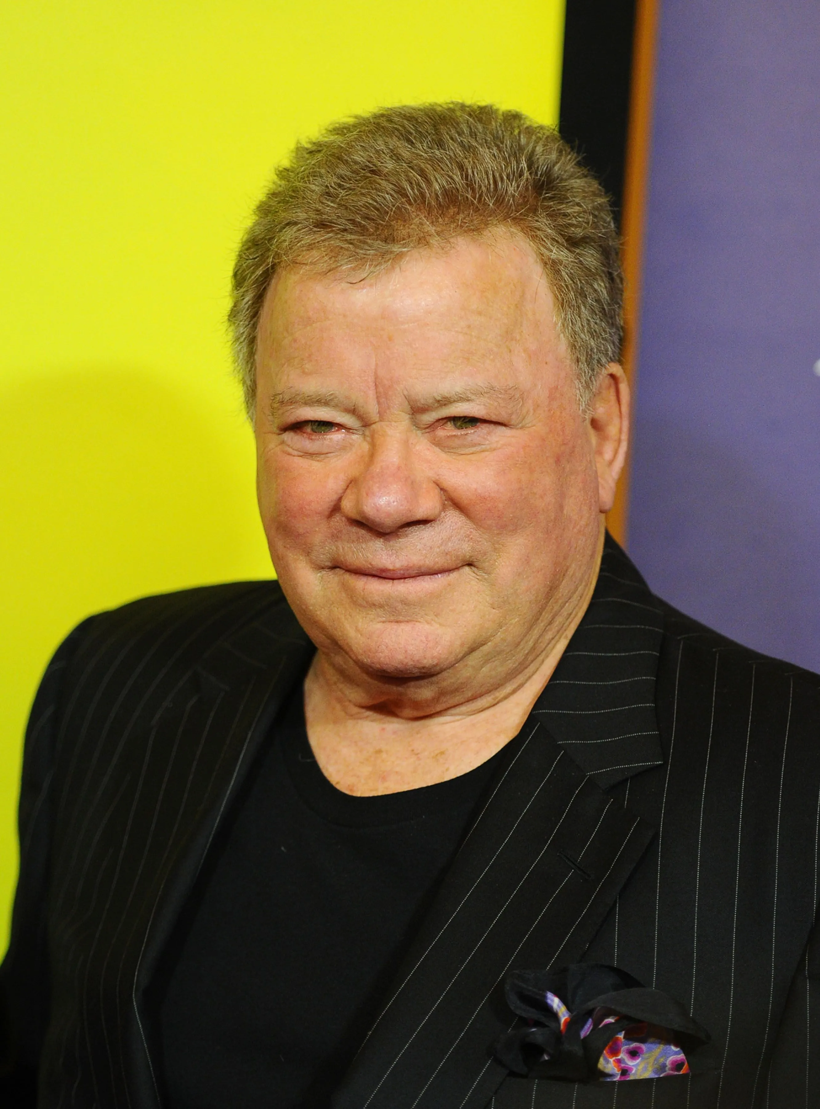 William Shatner hóa thân thành Thuyền trưởng James T. Kirk của tàu Enterprise